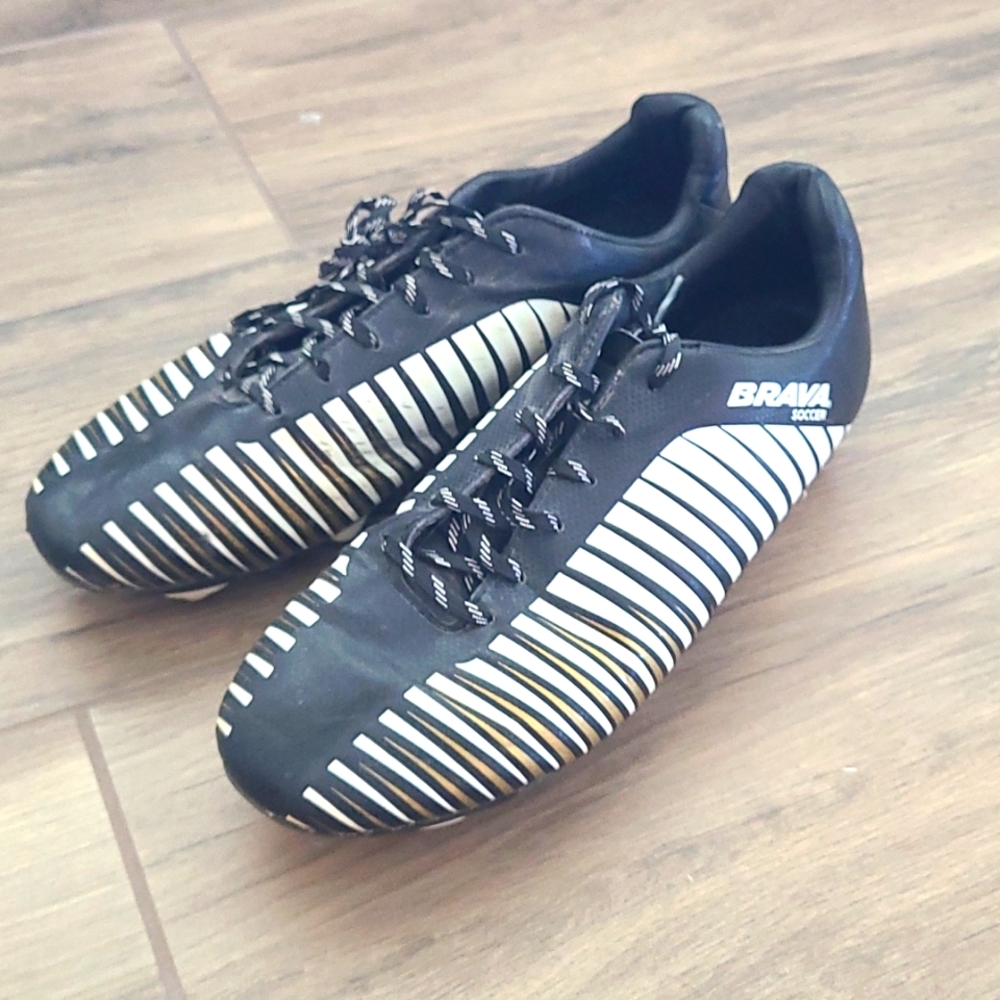 Brava Women's Athletic Soccer Shoes in Black and White